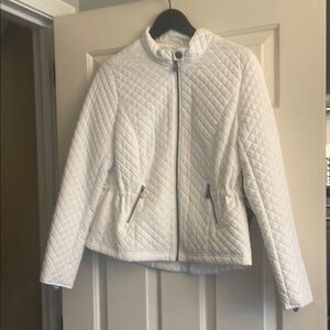 White Puffer Jacket with Quilted Design and Stand-Up Collar